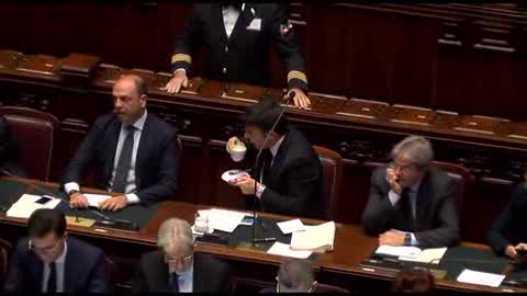 Cappuccino in aula per Renzi prima di riferire sul prossimo Consiglio Ue