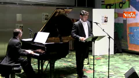 Marine Le Pen applaude il tenore che canta la Cavalleria Rusticana