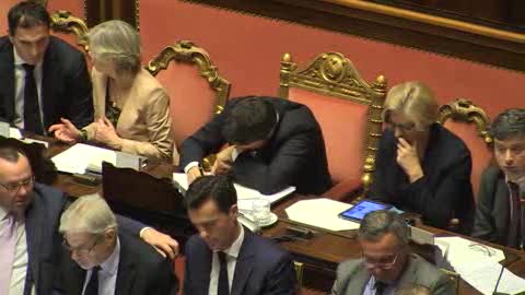 Renzi in aula al Senato su Consiglio Europeo