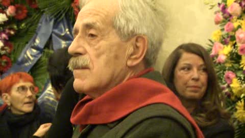 Cossutta, il rosso dei fiori e delle sciarpe per l'ultimo dei comunisti