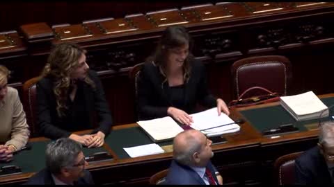 Boschi serena e sorridente in aula durante mozione sfiducia