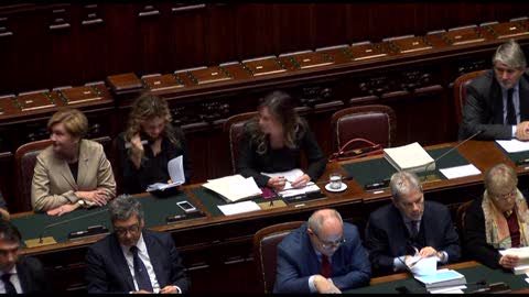 Orlando arriva in aula alla Camera, non trova posto e si siede da solo
