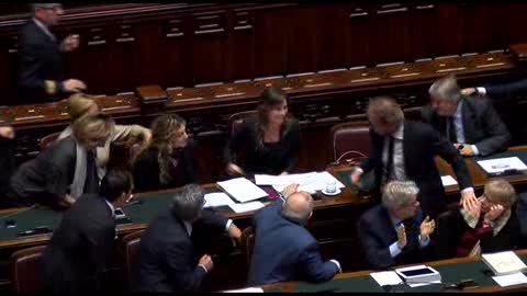 Boschi, baci e abbracci no stop da parte dei colleghi per la ministra