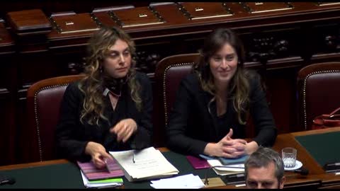 Boschi, sorrisi e commenti durante l'intervento di Di Battista (M5s)