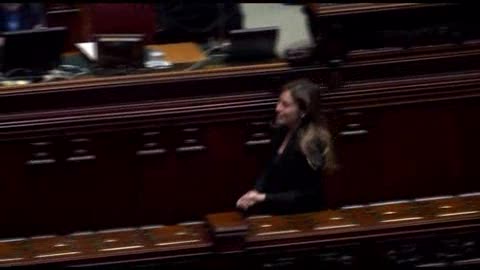 Il Ministro Boschi vota sorridendo la mozione di sfiducia e lascia l'aula della Camera
