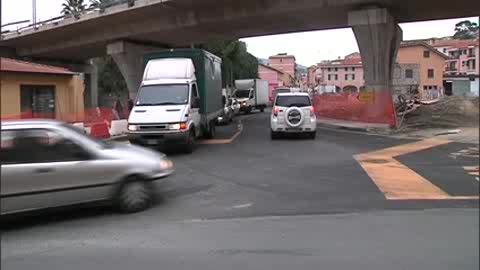 Traffico e rallentamenti per la rotonda, i cittadini chiedono un intervento urgente