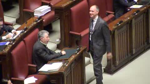 Bossi fa braccio di ferro sui banchi dell'aula alla Camera