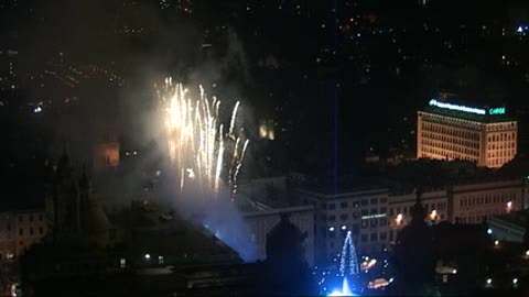 'Genova accesa' con i fuochi d'artificio, migliaia in piazza De Ferrari