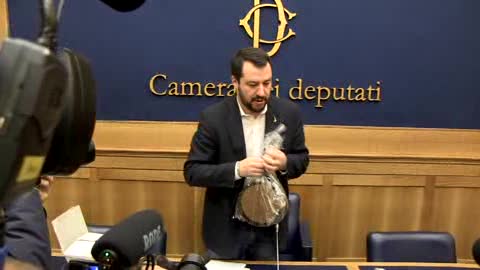 Salvini offre il panettone in sala conferenze alla Camera