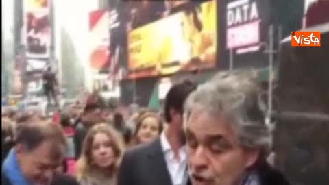 Bocelli, un giorno da artista di strada per i senzatetto di New York