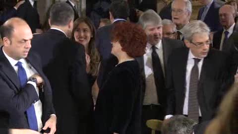 Boschi arriva sorridente alla cerimonia di auguri di Natale al Quirinale