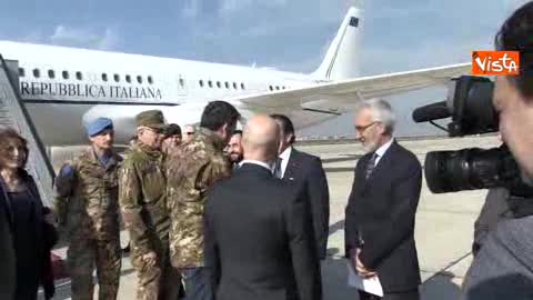 Renzi arriva a Beirut in tuta mimetica, saluta le autorità all'aeroporto