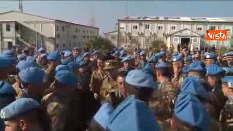 Renzi, selfie con i militari in Libano e visita al presepe