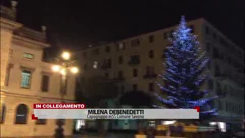 Savona, sull'albero di Natale di piazza Sisto delle particolari palle decorative del M5s