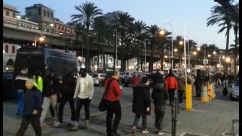 Genova, Porto Antico blindato ma gli abusivi beffano i controlli