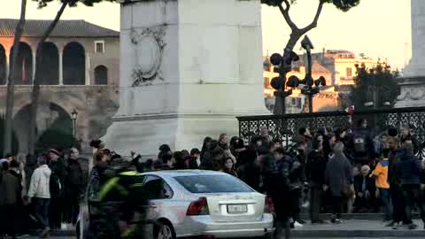 Smog, targhe alterne a Roma: le immagini del traffico