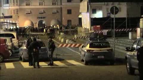 Valigia sospetta in piazza Matteotti, intervengono gli artificieri (le immagini) 