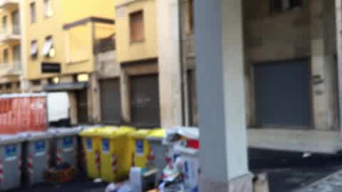 Una discarica a cielo aperto in Piazza Caduti per la Libertà a La Spezia