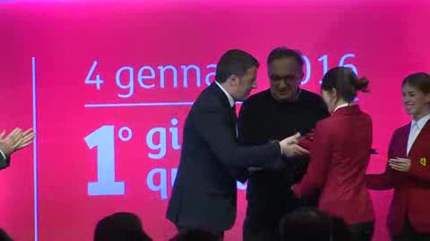 Ferrari in borsa, Marchionne regala a Renzi il modellino della Ferrari