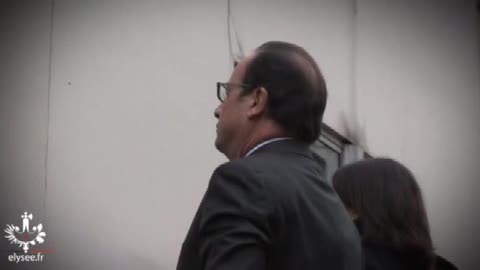 Charlie Hebdo, Hollande inaugura le targhe commemorative per le vittime dell'attentato di gennaio