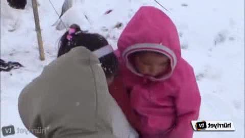 Profughi siriani cercano rifugio nelle città della Turchia ma i bambini muoiono di freddo