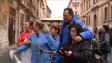 Charlie Hebdo, serrande abbassate al ghetto di Roma e le negozianti fanno foto con Sebastiano Somma