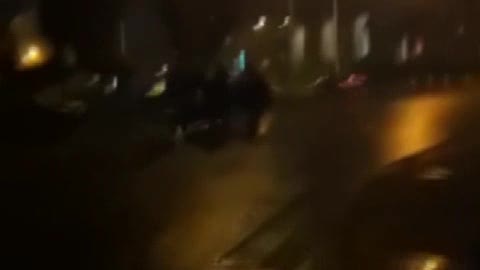 Napoli, l'ambulanza non arriva e il ferito viene trasportato dai passanti al pronto soccorso