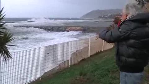 Maltempo in Liguria, la mareggiata nella zona di Sanremo