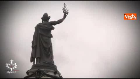 Hollande e l'ultmo omaggio alle vittime degli attentati