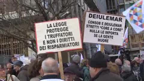 Banche, sit-in di protesta davanti Consob a Roma (immagini)