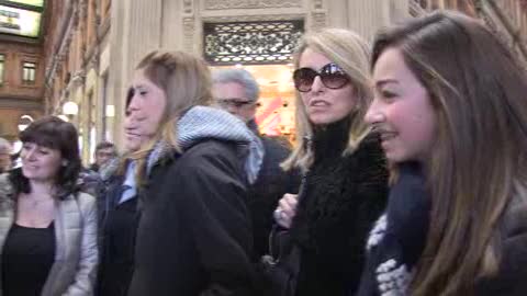 Blitz con Rolex e striscione contro Renzi da parte delle donne di Fratelli d'Italia insieme alla leader Meloni