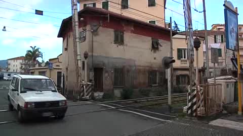 Imperia, donna muore travolta dal treno (le immagini)