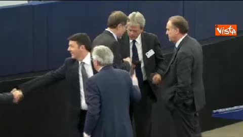 Quando Renzi abbracciava Juncker, le immagini di gennaio 2015