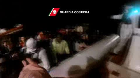 Guardia Costiera salva gommone con oltre 130 migranti: le immagini