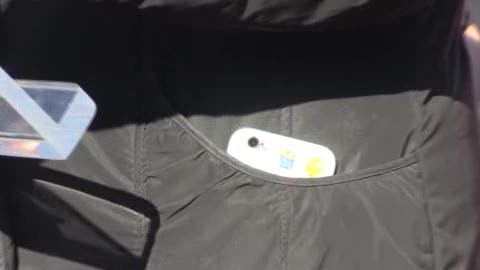 Dalla tasca della leader della Cgil Camusso spunta la cover del cellulare con i gufi