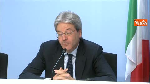 Tensioni Renzi-Juncker, Gentiloni scherza: 