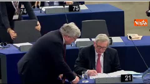 JUcnker in aula a Strasburgo sereno saluta i colleghi