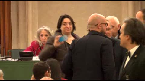 Grasso stringe la mano e saluta i ragazzi disabili