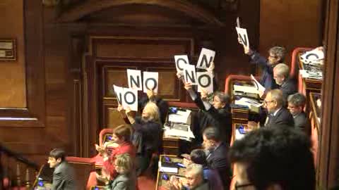 Riforma costituzionale, scoppia la bagarre in aula: la protesta di Sel