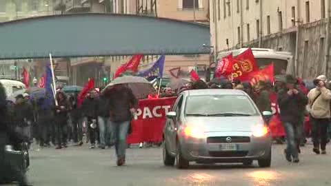 Ilva, ore di attesa per la politica e i lavoratori: l'incontro con il governo entro 15 giorni