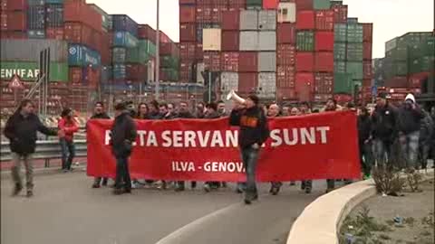 Il corteo dei lavoratori Ilva alle 9.30 riparte direzione stazione Genova Cornigliano