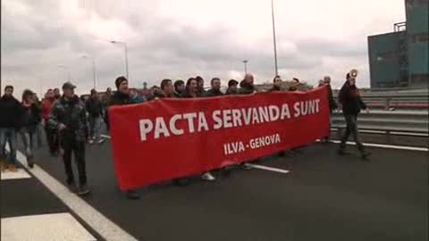 I lavoratori dell'Ilva in corteo per le strade di Genova Cornigliano