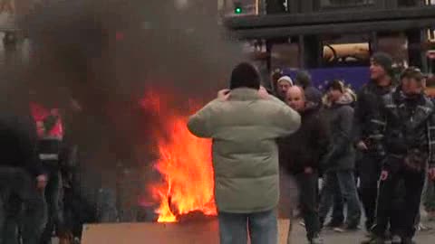 Corteo Ilva, cassonetto in fiamme in via Cornigliano