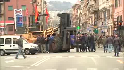 Ilva, presidio dei lavoratori in via Cornigliano a Genova