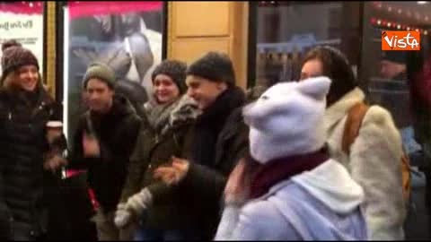 Jonas, le star di Broadway improvvisano uno spettacolo fuori dal teatro non curanti della neve