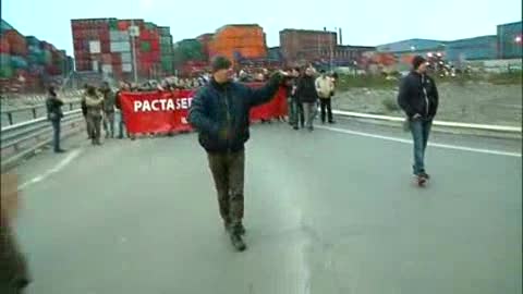 Ilva, secondo giorno di protesta: il corteo all'altezza della rotonda Guido Rossa