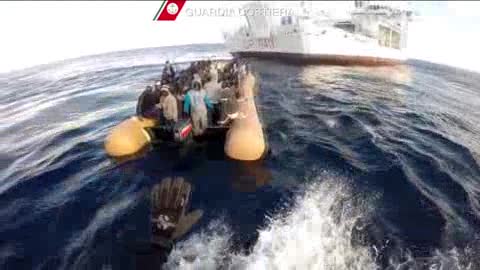 Migranti, Guardia Costiera soccorre barcone