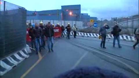 Ilva terzo giorno di protesta, il corteo parte dallo stabilimento di Cornigliano