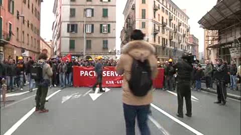 Ilva terzo giorno di protesta, il corteo in via Sampierdarena