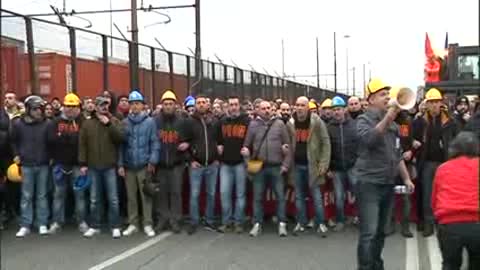 Ilva terzo giorno di protesta, momenti di tensione con la polizia in Lungomare Canepa